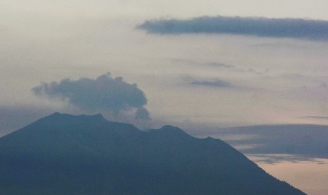 Aktivitas Gunung Agung: Gunung Agung mengeluarkan asap terlihat dari Denpasar, Bali, Jumat (22/2/2019). 