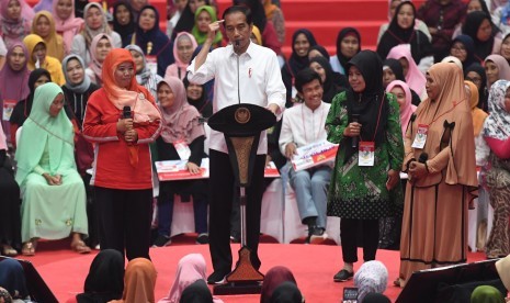 Jokowi Penyaluran PKH BPNT: Presiden Joko Widodo (kedua kiri) berdialog dengan warga dalam acara penyaluran bantuan sosial Program Keluarga Harapan (PKH) dan Bantuan Pangan Non Tunai (BPNT) tahun 2019 di Cibinong, Bogor, Jumat (22/2/2019).