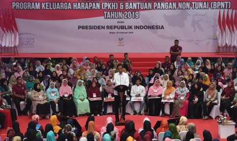 President Joko Widodo delivers his speech at the disbursement of the Family Hope Program (PKH) and the non-cash food assistance (BPNT) 2019 in Cibinong, Bogor, West Java, Friday (Feb 22). 