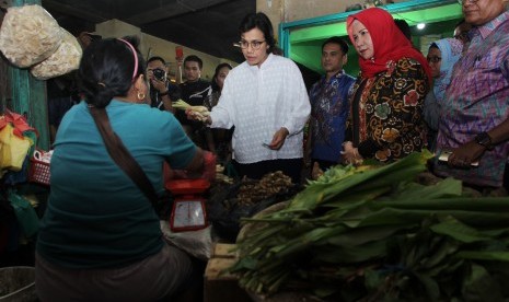 Menkeu Sri Mulyani Kunker Bengkulu: Menteri Keuangan Sri Mulyani (kedua kiri) berbincang dengan pedagang di Pasar Traditional Bengkulu, Jumat (22/2/2019).