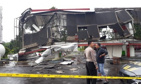 Puting Beliung Terjang Sukabumi: Sarana SPBU dan rumah warga di Kecamatan Cicantayan Kabupaten Sukabumi rusak diterjang angin puting beliung Jumat (22/2) sore. Kejadian tersebut terjadi ketika Sukabumi diguyur hujan deras