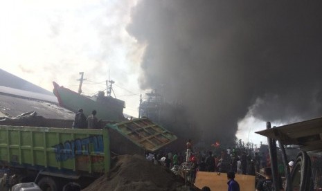 Kapal Ikan Terbakar: Kapal penangkap ikan terbakar di Pelabuhan Muara Baru, Jakarta Utara, Sabtu (23/2). 