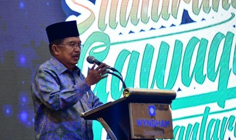 Wakil Presiden RI Jusuf Kalla saat memberi sambutan di hadapan kiai muda dari berbagai daerah di Indonesia yang mengikuti Forum Silaturahmi Gawagis Nusantara di Hotel Wyndham Surabaya, Sabtu (23/2).