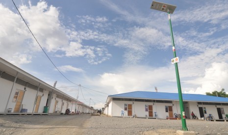 Bantuan Penerangan Huntara ESDM: Sebuah lampu penerangan bertenaga surya terpasang di sekitar lingkungan Hunian sementara (Huntara) pengungsi korban bencana di Palu, Sulawesi Tengah, Sabtu (23/2/2019).