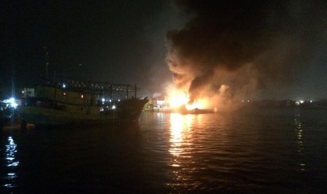 Kebakaran kapal di Pelabuhan Muara Baru belum bisa dipadamkan hingga Sabtu (23/2) malam. Bahkan, kebakaran yang sebelumnya terpusat di bagian timur pelabuhan, kini merembet hingga ke bagian barat.