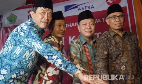 Ketua Dewan Komisioner Otoritas Jasa Keuangan (OJK), Wimboh Santoso (kanan) bersama Direktur Astra International, Suparno Djasmin (kedua kanan), CEO FIFGROUP, Margono Tanuwijaya (kiri) dan Perwakilan Pondok Pesantren Sunan Gunung Jati Baalawy, menekan tombol bersama saat peresmian Bank Wakaf Mikro (BWM) Sunan Gunung Jati Ba'alawy, Gunung Pati, Semarang, Sabtu (23/2/2019).