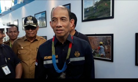 Listrik Pedesaan: Wakil Menteri ESDM Arcandra Tahar saat menghadiri Peresmian listrik pedesaan di Desa Bosua dan Beriulou, di Kabupaten Kepulauan Mentawai, Senin (25/2)| 