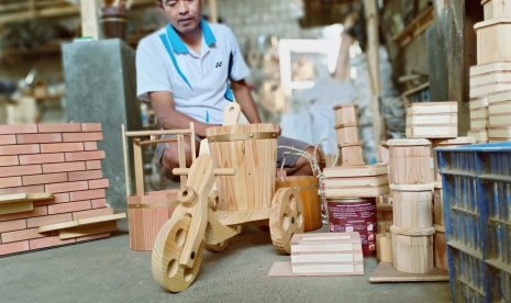 Produk Kerajinan Kayu: Agus Suherman (47) tengah menunjukan produk kerajinan yang dibuatnya di  bengkelnya di Lembang, Kabupaten Bandung Barat, Senin (25/2).