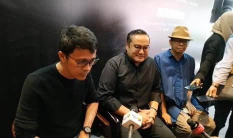 Konser Chandra: Dari kiri, Tohpati, Chandra Satria, Ari Tulang dalam Konferensi Pers Konser Chandra di Jakarta, Selasa (26/2). 