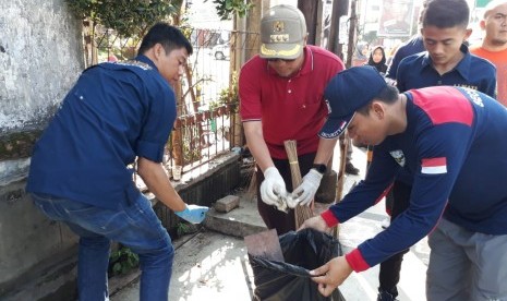 Wali Kota Sukabumi Achmad Fahmi memimpin gerakan bersih-bersih kota dengan memungut sampah di Jalan RE Martadinata Kota Sukabumi Selasa (26/2).