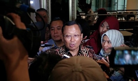 Kemenhub Sosialisasi Taksi Daring: Dirjen Perhubungan Darat Kementerian Perhubungan (Kemenhub) Budi Setiyadi menjelaskan mengenai sosialisasi aturan taksi daring yang baru yakni Peraturan Menteri (PM) Perhubungan Nomor 118 Tahun 2018 Tentang Penyelenggaraan Angkutan Sewa Khusus di Merlynn Park Hotel Jakarta, Selasa (26/2).