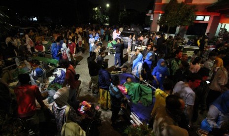 Kebakaran RSUD Kota Tangerang: Ratusan pasien rawat inap diungsikan dihalaman kantor kelurahan saat terjadi kebakaran RSUD Kota Tangerang, Tangerang, Banten, Senin (25/2/2019) malam.