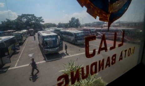 Pemindahan Terminal Cicaheum: Penumpang berjalan di depan bus yang terparkir di Terminal Cicaheum, Bandung, Jawa Barat, Selasa (26/2/2019). 