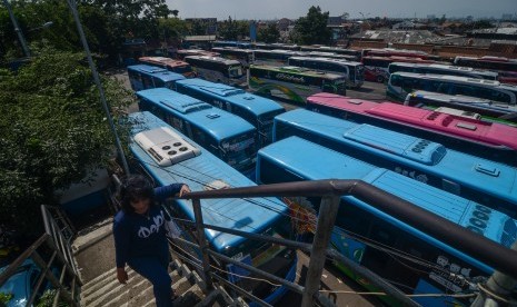 Pemindahan Terminal Cicaheum: Penumpang berjalan di depan bus yang terparkir di Terminal Cicaheum, Bandung, Jawa Barat, Selasa (26/2/2019). 