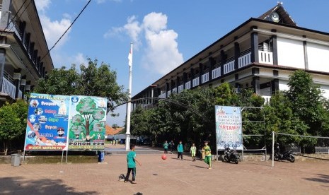 SDN 1 Nagri Kidul Purwakarta: Sejumlah pelajar di SDN 1 Nagri Kidul, Kabupaten Purwakarta, sedang berolahraga di halaman sekolahnya, Selasa (26/2).