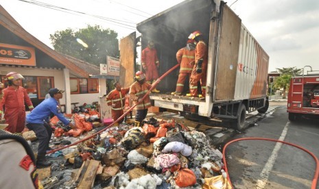 Paket PT Pos Terbakar: Petugas Satpol PP dan Pemadam Kebakaran Kabupaten Semarang masih berupaya melakukan pendinginan bagian dalam truk boks armada PT Pos Logistics yang sebagian besar muatannya terbakar, di Jalan Diponegoro, Ungaran, kabupaten Semarang, Rabu (27/2). 