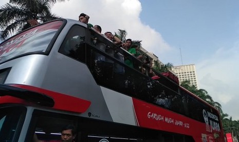 Arak-arakan pemain Timnas U-22 menuju istana, Kamis (28/2).