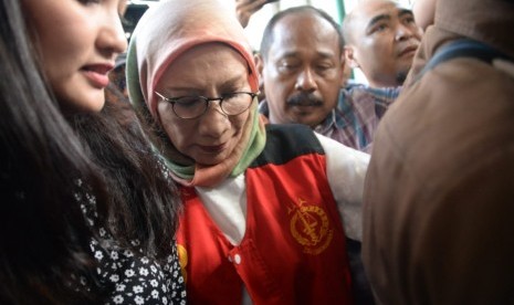 Tersangka kasus penyebaran berita bohong atau hoaks Ratna Sarumpaet saat tiba untuk menjalani sidang perdana di Pengadilan Negeri Jakarta Selatan,Kamis (28/2019).