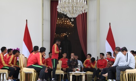 Presiden Joko Widodo (tengah) berbincang dengan pemain Timnas U-22 Indonesia serta ofisial di beranda Istana Merdeka, Jakarta, Kamis (28/2/2019). 