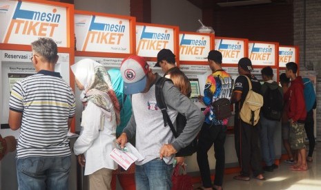 Tiket Lebaran: Sejumlah calon penumpang membeli tiket kereta api lebaran melalui mesin tiket di Stasiun Pasar Senen, Jakarta Pusat, Kamis (28/2/2019). 