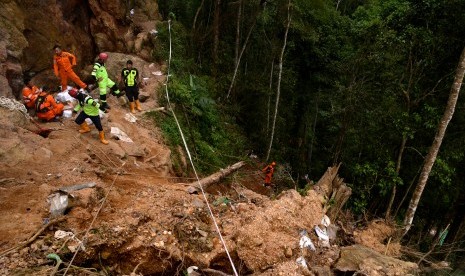 Evakuasi Korban Tambang: Tim SAR gabungan melakukan upaya evakuasi korban yang ditemukan masih hidup atas nama Tedi Mokodompit di lokasi pertambangan emas tanpa izin yang ambruk di Desa Bakan, Kabupaten Bolaang Mongondouw, Sulawesi Utara, Kamis (28/2/2019).