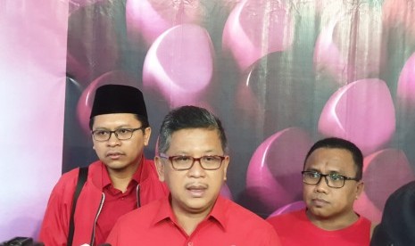 Safari Politik Lampung: Sekjen PDIP Hasto Kristianto memberi keterangan pada wartawan sebelum melakukan safari politik ke Lampung. Jumat (1/3).