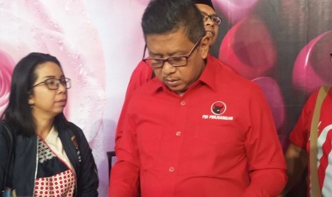 Safari Politik Lampung: Sekjen PDIP Hasto Kristianto memberi keterangan pada wartawan sebelum melakukan safari politik ke Lampung. Jumat (1/3).