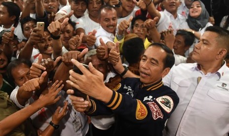 Jokowi Silaturahmi Relawan Pendukung: Calon Presiden Joko Widodo berswafoto dengan pendukungnya usai acara silaturrahim dengan relawan dan Tim Kampanye Daerah di Gorontalo, Kamis (28/2/2019).