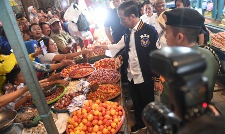 Jokowi Bantuan Ultra Mikro: Presiden Joko Widodo (kanan) menyapa warga sebelum menghadiri acara penyaluran bantuan pembiayaan ultra mikro di Pasar Sentral, Gorontalo, Jumat (1/3/2019).