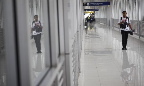 Kenaikan penumpang di Terminal Tirtonadi diprediksi mencapai 20-50 persen. Foto: Warga mengakses jembatan penghubung Terminal Tirtonadi dengan Stasiun Balapan (Skybridge) di Solo, Jawa Tengah, Jumat (1/3/2019). 