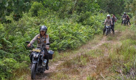 Patroli Kawasan Rawan Karhutla: Petugas Kepolisian dari Polsek Payung Sekaki melakukan patroli di kawasan rawan terjadinya kebakaran lahan di Pekanbaru, Riau, Jumat (1/3/2019).