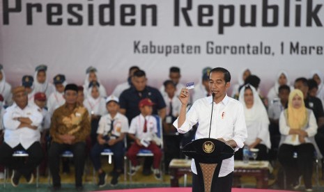 Jokowi Penyaluran KIP: Presiden Joko Widodo berpidato saat penyerahan Kartu Indonesia Pintar (KIP) di Gorontalo, Jumat (1/3/2019).