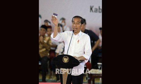 Jokowi Penyaluran KIP: Presiden Joko Widodo (Jokowi) memberikan sambutan saat penyerahan Kartu Indonesia Pintar (KIP) 