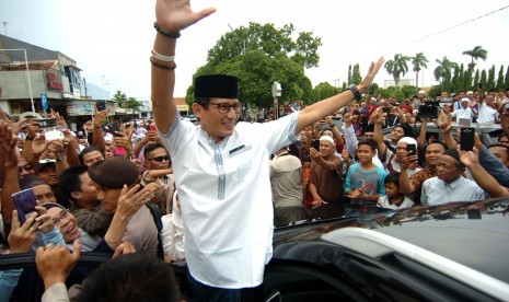 Kampanye Sandiaga Uno: Cawapres nomor urut 02 Sandiaga Uno melambaikan tangan usai sholat jumat di Masjid Agung Kota Tegal, Jawa Tengah, Jumat (1/3/2019).