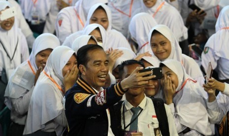 Presiden Joko Widodo berswafoto bersama pelajar