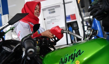 Pertamina kembali melakuka penyesuaian harga Pertamax. Foto petugas mengisi kendaraan konsumen dengan BBM jenis Pertamax Turbo di SPBU, (ilustrasi).