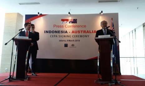 Menteri Perdagangan Indonesia Enggartiasto Lukita (kanan) bersama Menteri Perdagangan, Pariwisata, dan Investasi Australia Hon Simon Birmingham (kiri) saat memberikan keterangan pers terkait penandatanganan kerja sama dagang Indonesia-Australia Comprehensive Economic Partnership Agreement (IA-CEPA), di Jakarta, Senin (4/3).