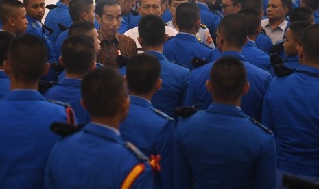 Presiden Joko Widodo (tengah) berdialog dengan siswa SMA Taruna Nusantara di Istana Bogor, Jawa Barat, Senin (4/3).