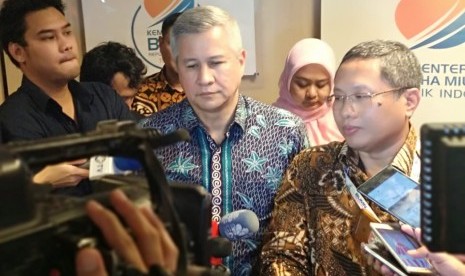 Kepala Biro Umum dan Humas Kementerian BUMN Wahyu Wibowo (kanan) dan Sekretaris Perusahaan Bank Mandiri Rohan Hafas (kiri) menjelaskan mengenai beberapa rangkaian agenda Ulang Tahun Badan Usaha Milik Negara (BUMN) di Gedung Kementerian BUMN, Senin (4/3). 