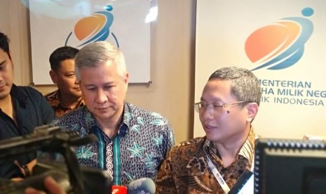 Kepala Biro Umum dan Humas Kementerian BUMN Wahyu Wibowo (kanan) dan Sekretaris Perusahaan Bank Mandiri Rohan Hafas (kiri) menjelaskan mengenai beberapa rangkaian agenda Ulang Tahun Badan Usaha Milik Negara (BUMN) di Gedung Kementerian BUMN, Senin (4/3).