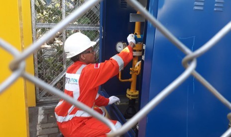 Station Jaringan Gas Bumi: Petugas memeriksa Regulating Station jaringan gas bumi untuk rumah tangga (Jargas) di Kota Probolinggo, Selasa (5/3). 