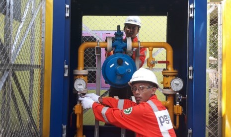 Petugas memeriksa Regulating Station jaringan gas bumi untuk rumah tangga (Jargas). (Ilustrasi)