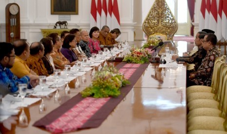 Jokowi Terima PGI: Presiden Joko Widodo (kedua kanan) berbincang dengan dengan pimpinan Persekutuan Gereja-gereja di Indonesia (PGI) saat pertemuan di Istana Merdeka, Jakarta, Selasa (5/3/2019).