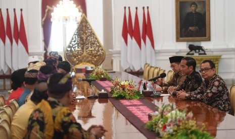 Jokowi Terima PHDI: Presiden Joko Widodo (kedua kanan) berbincang dengan pengurus Parisada Hindu Dharma Indonesia (PHDI) di Istana Merdeka, Jakarta, Selasa (5/3/2019).