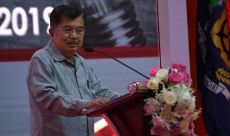 Wakil Presiden Jusuf Kalla saat menjadi keynote speaker dalam Temu Alumni Ikatan Pendidikan dan Latihan Kepemimpinan Nasional (IKA PIMNAS) Lembaga Administrasi Negara (LAN) 2019 di Auditorium Prof. Dr. Agus Dwiyanto Lembaga Administrasi Negara (LAN), Jalan Veteran, Jakarta Pusat, Selasa (5/3).