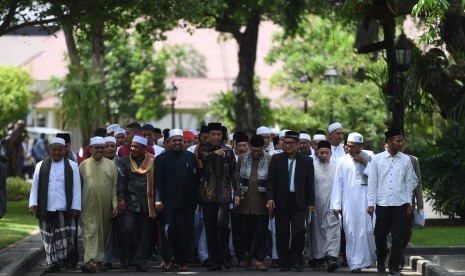 Jokowi Temui Ulama Aceh: Presiden Joko Widodo (tengah) berjalan bersama ulama asal Provinsi Aceh usai pertemuan di Istana Merdeka, Jakarta, Selasa (5/3/2019).