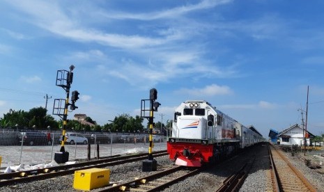 Jalur Rel Ganda: Kereta Api Sri Tanjung relasi Lempuyangan-Banyuwangi PP melintas di jalur ganda (double track) di Stasiun Kemiri, Kabupaten Karanganyar, Jawa Tengah, Selasa (5/3). Jalur rel ganda Palur-Kedungbanteng sepanjang 34 kilometer yang melintasi Kabupaten Karanganyar dan Sragen tersebut mulai dioperasikan pada Selasa (5/3). 