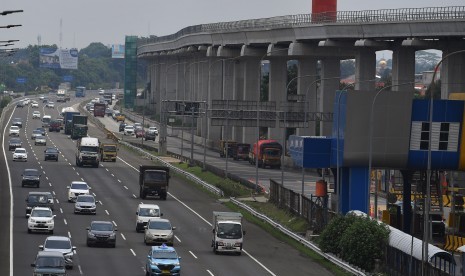 Pembangunan LRT: Sejumlah kendaraan melintas di bawah konstruksi jalur LRT Jabodebek rute Cawang-Cibubur di Jakarta Timur, Selasa (5/3/2019). 