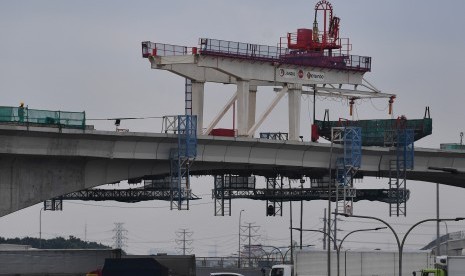 Pembangunan LRT: Sejumlah kendaraan melintas di bawah konstruksi jalur LRT Jabodebek rute Cawang-Cibubur di Jakarta Timur, Selasa (5/3/2019). 