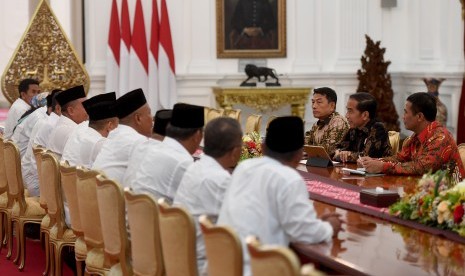 Presiden Joko Widodo (kedua kanan) berdialog dengan Dewan Pimpinan Pusat Asosiasi Petani Tebu Rakyat Indonesia (DPP APTRI) saat pertemuan di Istana Negara, Jakarta, Selasa (5/3/2019). 